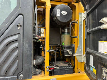 Kedjegraver 2019 Caterpillar 326F L (35)