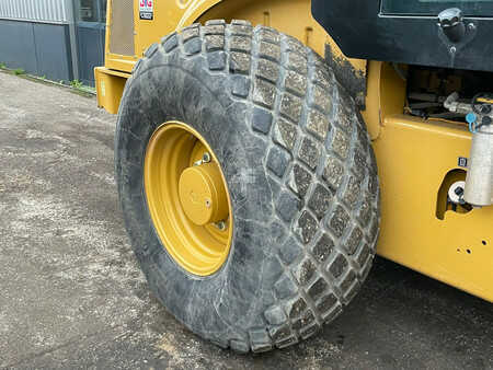 Single drum compactors 2018 Caterpillar CS66B (15)