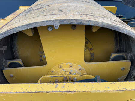 Single drum compactors 2019 Caterpillar CS66B (12)