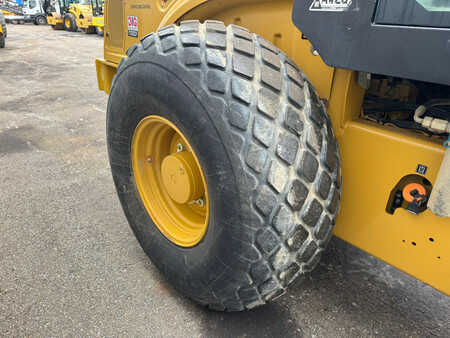 Single drum compactors 2019 Caterpillar CS66B (15)
