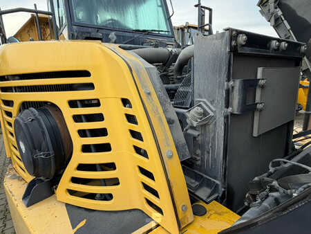 Knickgelenkte Muldenkipper/Dumper 2015 Komatsu HM300-3 (28)