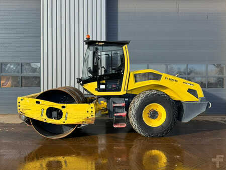 Compacteur monocylindre 2017 BOMAG BW213D-5 (1)