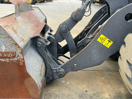 Chargeuse sur pneus 2016 Volvo L90H (13)