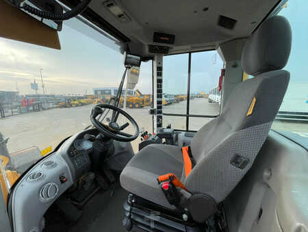 Chargeuse sur pneus 2016 Volvo L90H (17)