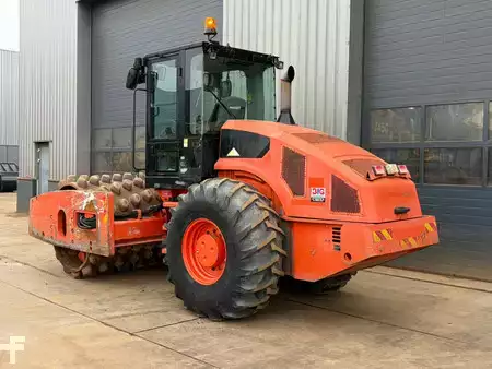 Fåren ruller 2011 Caterpillar CP74 (3)