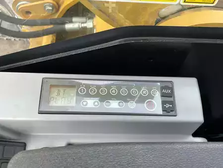 Escavatori cingolati 2025 Caterpillar 323D3 (28)