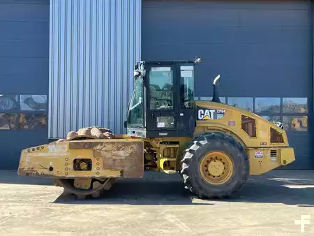 Fåren ruller 2014 Caterpillar CP64 (1)