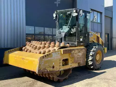 Fåren ruller 2014 Caterpillar CP64 (2)