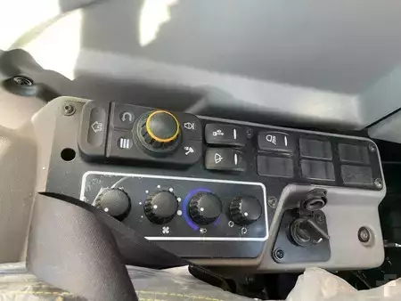 Koparki gąsienicowe 2026 JCB 205 (26)