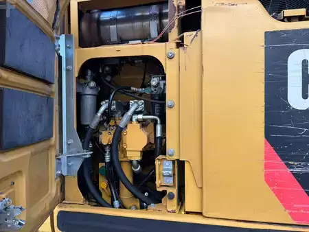 Kettenbagger 2015 Caterpillar 320ELRR (34)