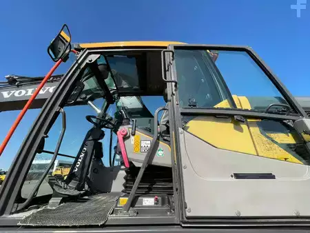 Escavatori gommati 2017 Volvo EWR 150 E (19)