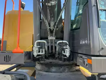 Escavatori gommati 2017 Volvo EWR 150 E (28)