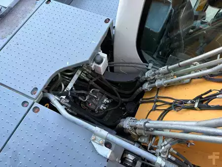 Escavatori cingolati 2019 Liebherr R922LC (32)