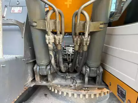 Escavatori cingolati 2019 Liebherr R922LC (9)