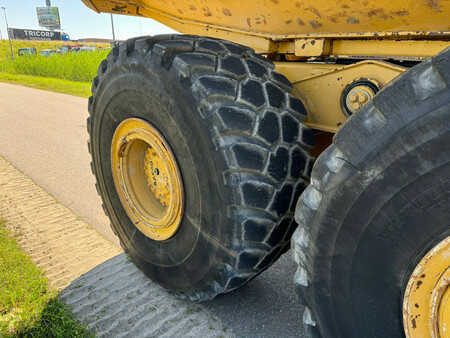 Knickgelenkte Muldenkipper/Dumper 2011 Caterpillar 740B (12)
