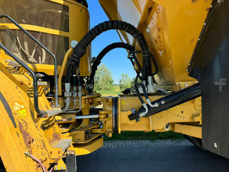 Knickgelenkte Muldenkipper/Dumper 2011 Caterpillar 740B (16)