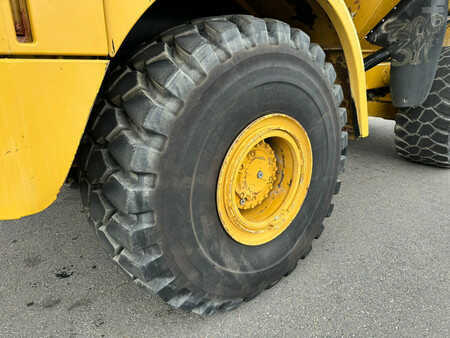 Knickgelenkte Muldenkipper/Dumper 2011 Caterpillar 740B (12)