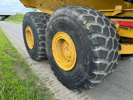 Knickgelenkte Muldenkipper/Dumper 2011 Caterpillar 740B (13)