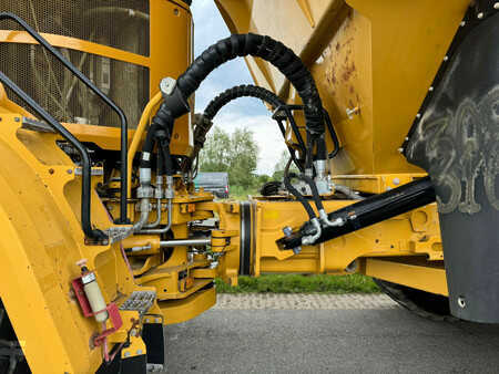 Knickgelenkte Muldenkipper/Dumper 2011 Caterpillar 740B (16)