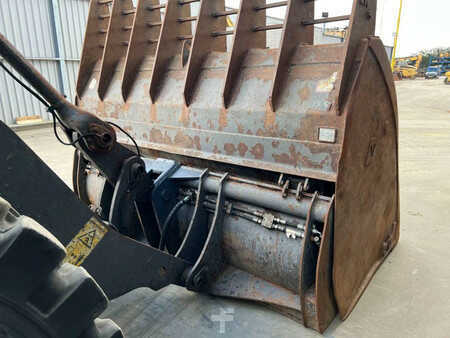 Wheel Loaders 2008 Volvo L120F (28)