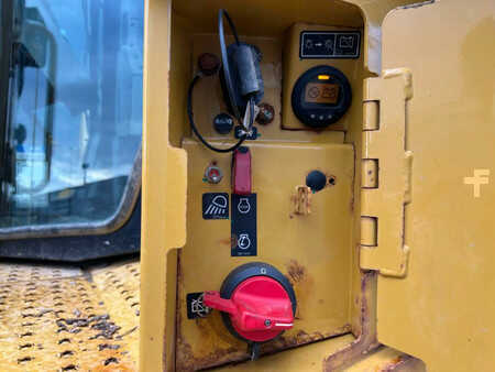 Bulldózerek 2019 Caterpillar D8T - CE - New Ripper (40)
