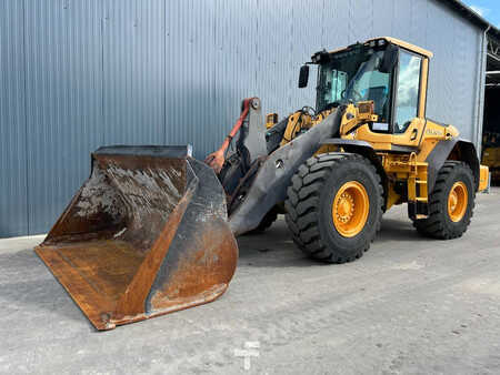 Ładowarki kołowe 2011 Volvo L90F (1)