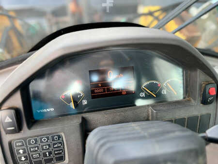 Ładowarki kołowe 2011 Volvo L90F (21)