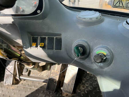 Ładowarki kołowe 2004 Volvo L60E (28)