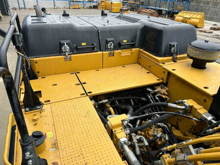 Korečková rýpadla 2020 Caterpillar 352F (37)