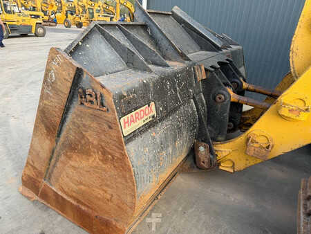 Chargeuse sur chenilles 2010 Caterpillar 973D (8)