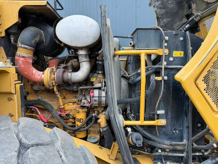 Chargeuse sur pneus 2010 Caterpillar 962H (21)