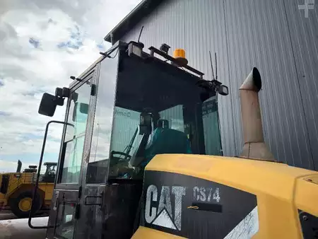 Compactador monocilíndrico 2010 Caterpillar CS74 (10)