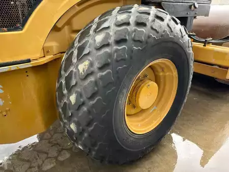 Compactador monocilíndrico 2010 Caterpillar CS74 (16)