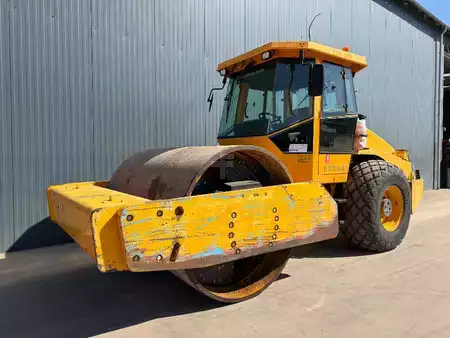 Single drum compactors 2011 Dynapac CA612D (1)