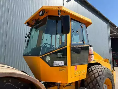 Single drum compactors 2011 Dynapac CA612D (6)