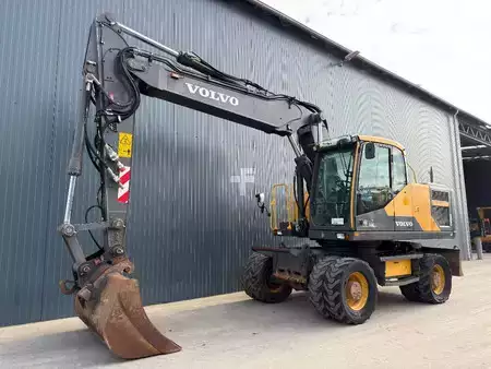 Pelle sur pneus 2015 Volvo EW180E (1)