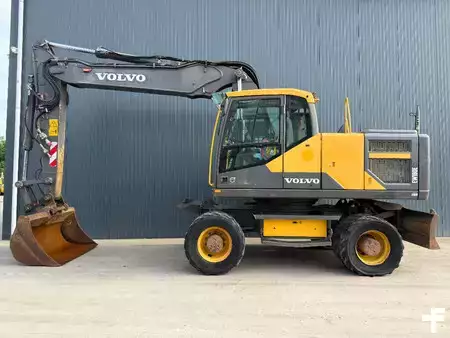 Pelle sur pneus 2015 Volvo EW180E (2)