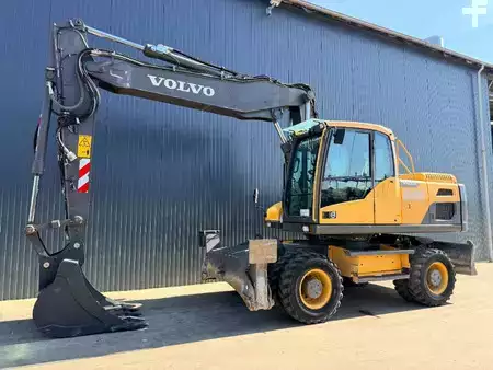 Pelle sur pneus 2014 Volvo EW180D (1)