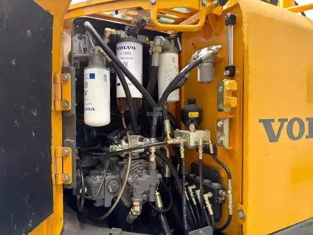 Excavadoras de cadenas 2010 Volvo ECR145CL VA (18)