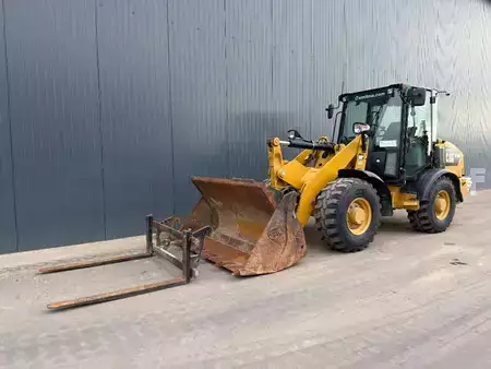 Chargeuse sur pneus 2016 Caterpillar 906M (1)