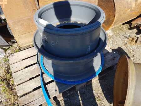 Liitteet 0 Liebherr Felge passend für L550 - 556 (4)