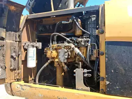 Korečková rýpadla 2009 Caterpillar 323D (10)