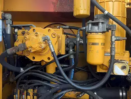 Korečková rýpadla 2001 Caterpillar 318BLN (9)