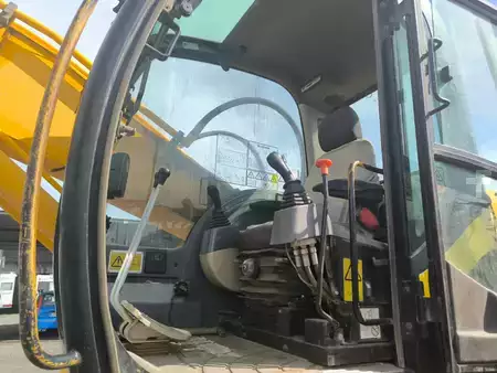 Hydraulic Excavators 2004 JCB JS235HD (8)
