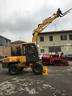 Escavatori gommati 1997 Mecalac 12MXT (5)