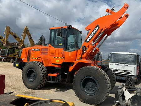 Chargeuse sur pneus 2012 Doosan DL250 (1)