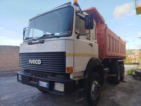 Náklaďák
 1990 Iveco 330-35 (1)