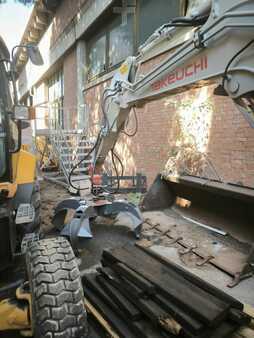 Minibagry 2024 Takeuchi TB335R (11)