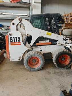Kompakt rakodó 2004 Bobcat S175 (1)