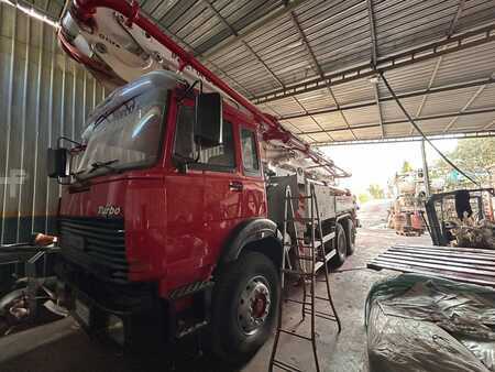 Pompe á béton montés sur camion 2004 CIFA INVETTA36X (1)